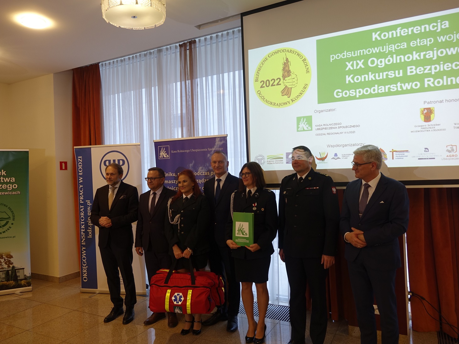 Konferencja podsumowująca Ogólnokrajowy Konkurs BGR 2022 na terenie województwa łódzkiego - przekazanie zestaw u ratownictwa OSP z województwa łódzkiego