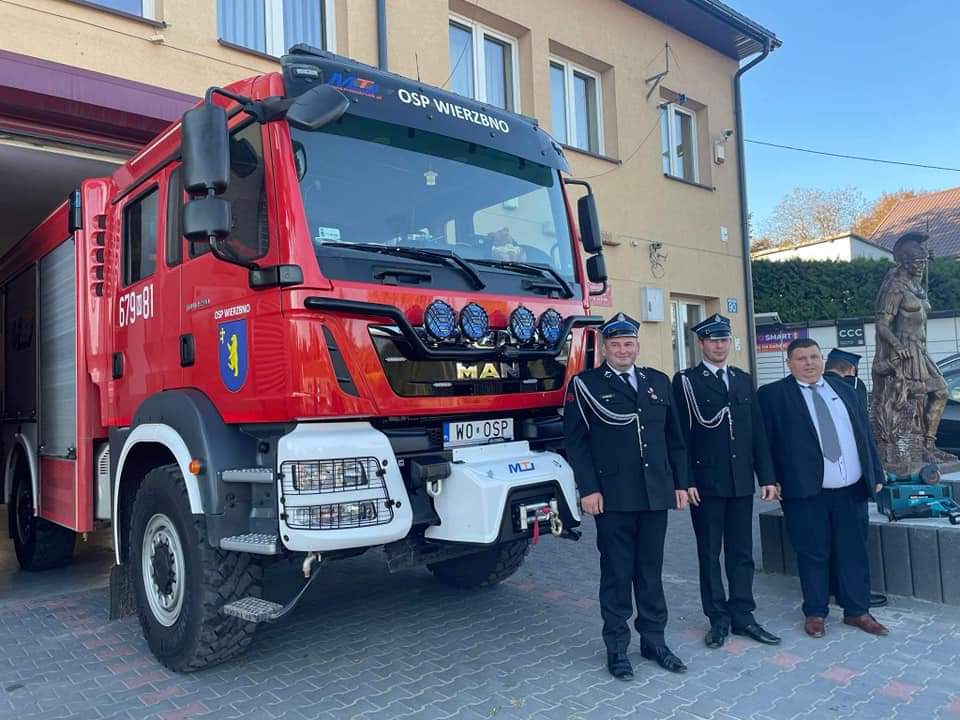 Przekazanie torby ratownictwa przedlekarskiego OSP w Wierzbnie
