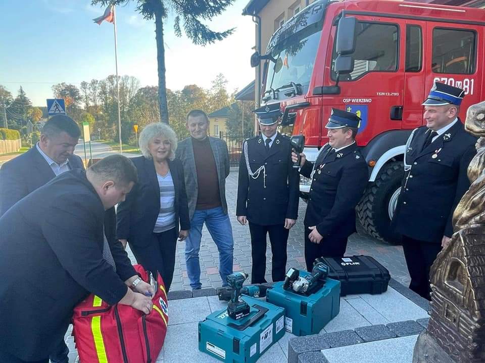Przekazanie torby ratownictwa przedlekarskiego OSP w Wierzbnie