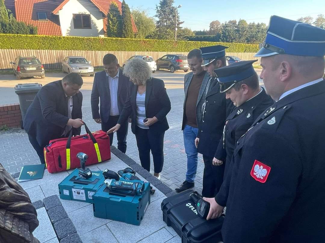 Przekazanie torby ratownictwa przedlekarskiego OSP w Wierzbnie