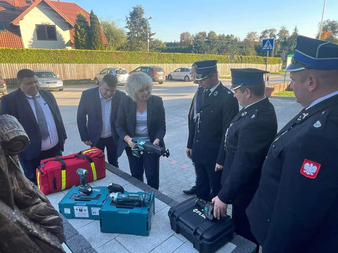 Przekazanie torby ratownictwa przedlekarskiego OSP w Wierzbnie