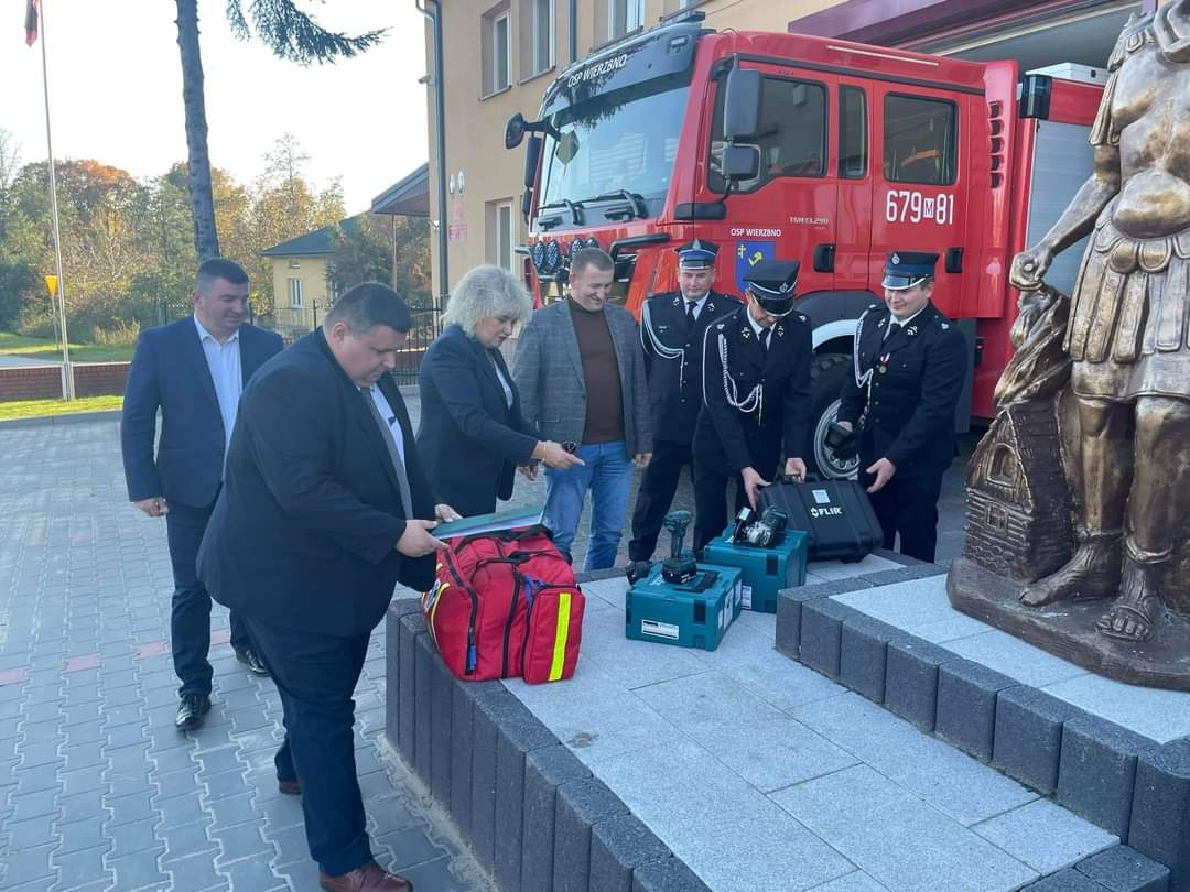 Przekazanie torby ratownictwa przedlekarskiego OSP w Wierzbnie