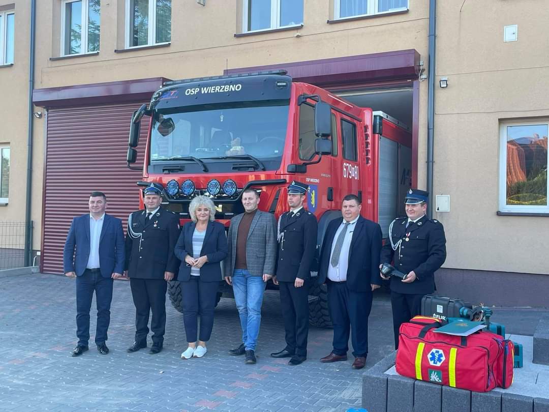 Przekazanie torby ratownictwa przedlekarskiego OSP w Wierzbnie
