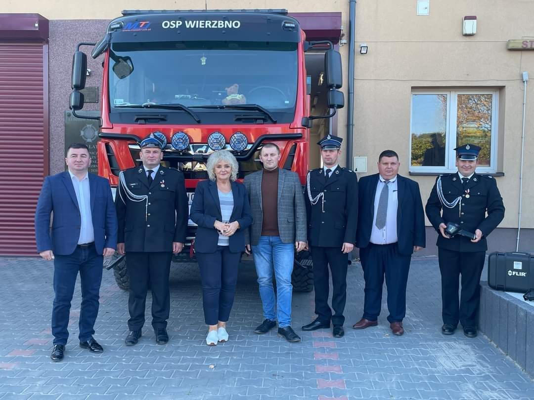Przekazanie torby ratownictwa przedlekarskiego OSP w Wierzbnie