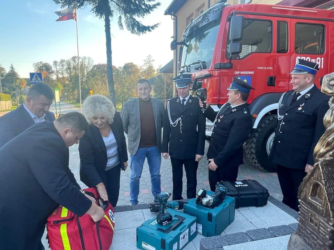 Przekazanie torby ratownictwa przedlekarskiego OSP w Wierzbnie