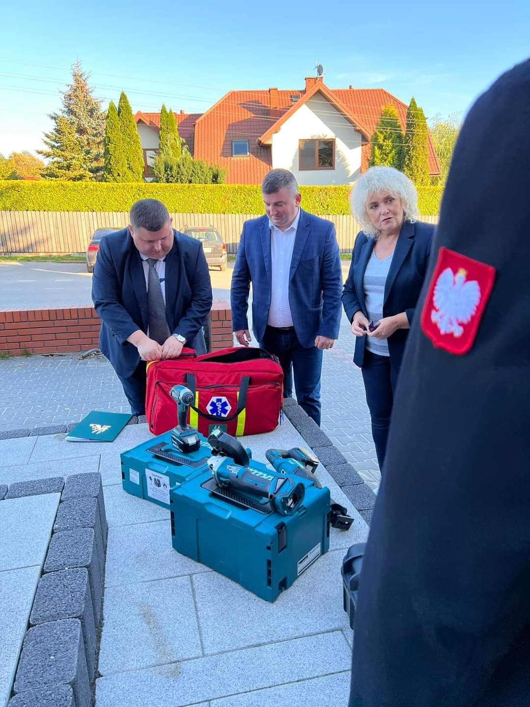 Przekazanie torby ratownictwa przedlekarskiego OSP w Wierzbnie
