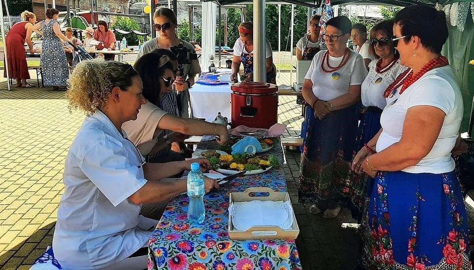 Komisja konkursowa w trakcie oceniania potraw na Pikniku w Drawnie