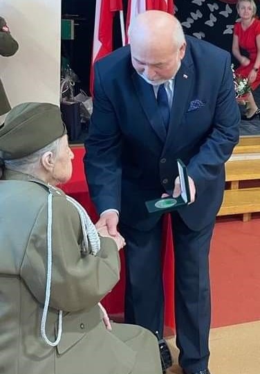 Dyrektor Oddziały OR w Olsztynie wręcza medal Jubilatce
