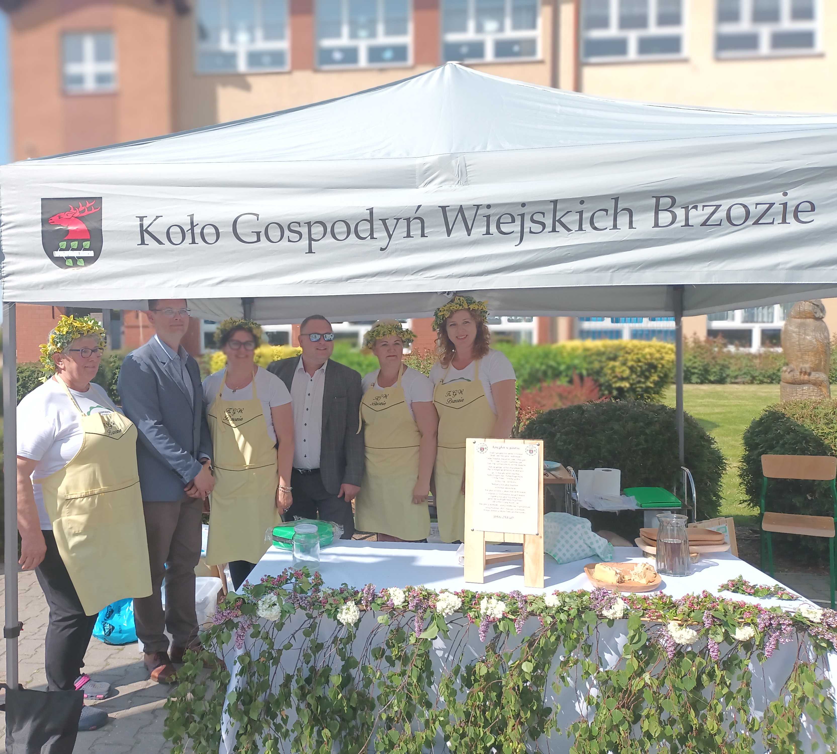 Laureatki konkursu KGW Brzozie z Dyrektorem Kamilem Szulcem i Zastępcą Dyrektora Arkadiuszem Orłowskim