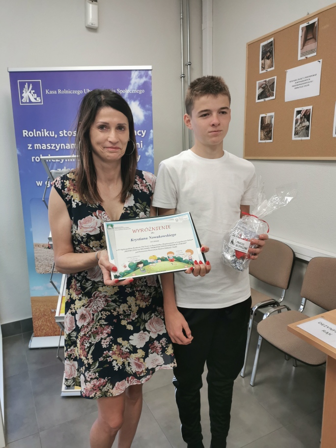 Kierownik Placówki w Polkowicach Monika Kalińska z Laureatem konkursu Krystianem Nowakowskim